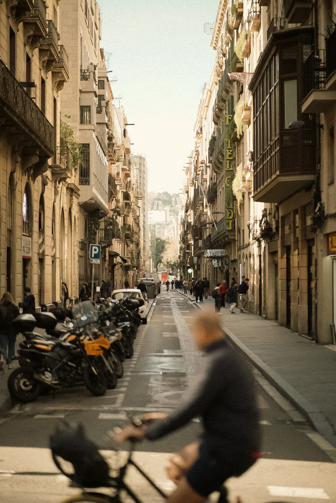 Städtische Szene mit klarer Perspektive und Tiefe als fotografische Studie von Nedim Bevrnja
