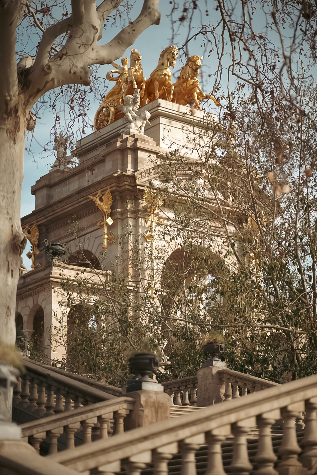 Architektonische Perspektive mit Goldakzenten als Beispiel für Komposition und Blickführung