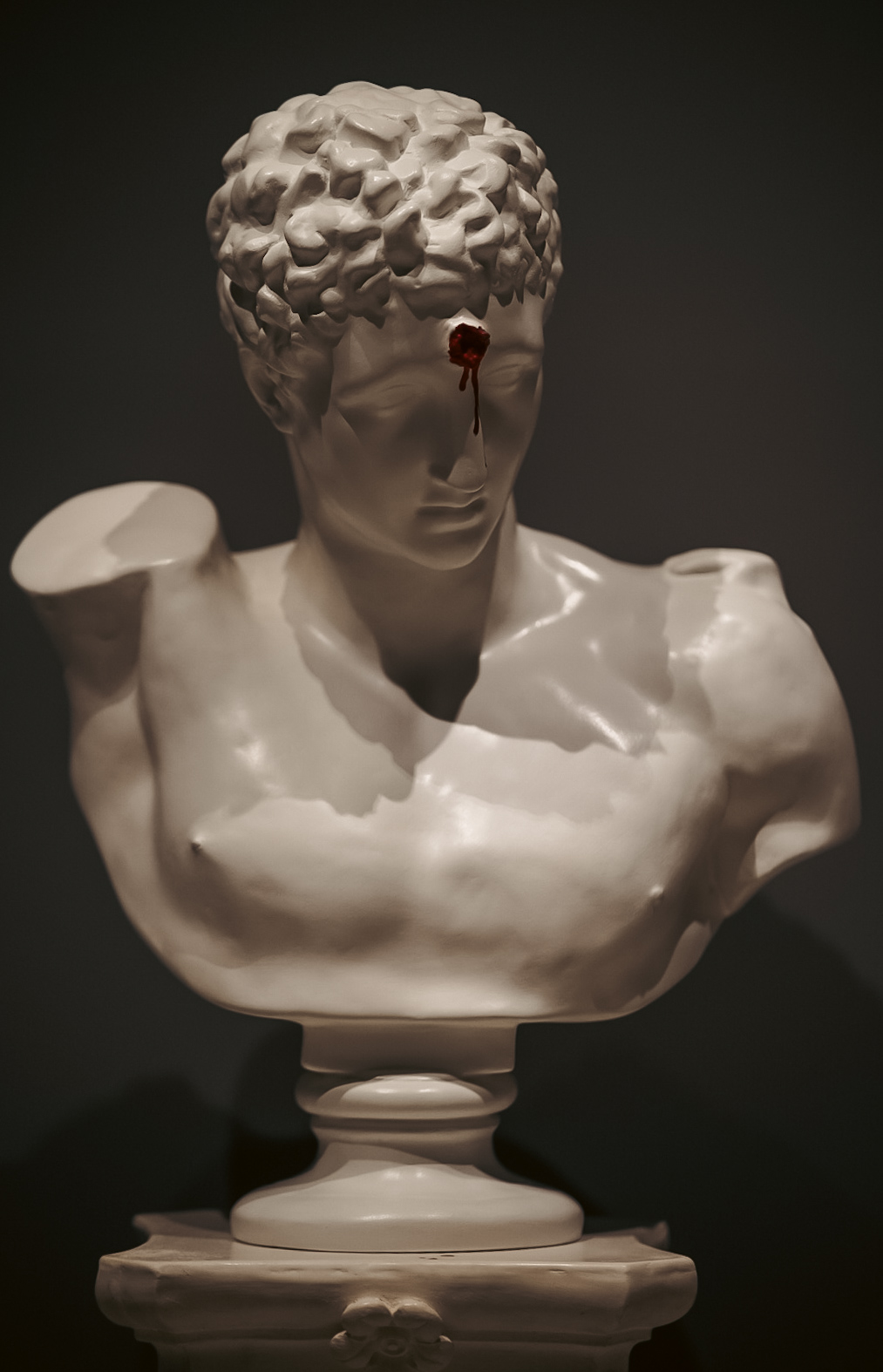 Detailaufnahme einer Skulptur als Studie für Licht, Kontrast und Emotionalität