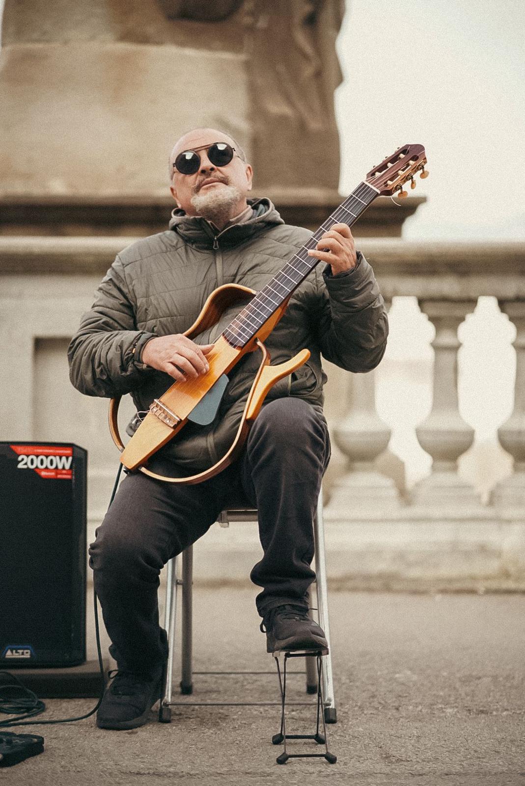 Straßenmusiker Gabrielo in Barcelona als fotografischer Moment zwischen Begegnung, Musik und Atmosphäre